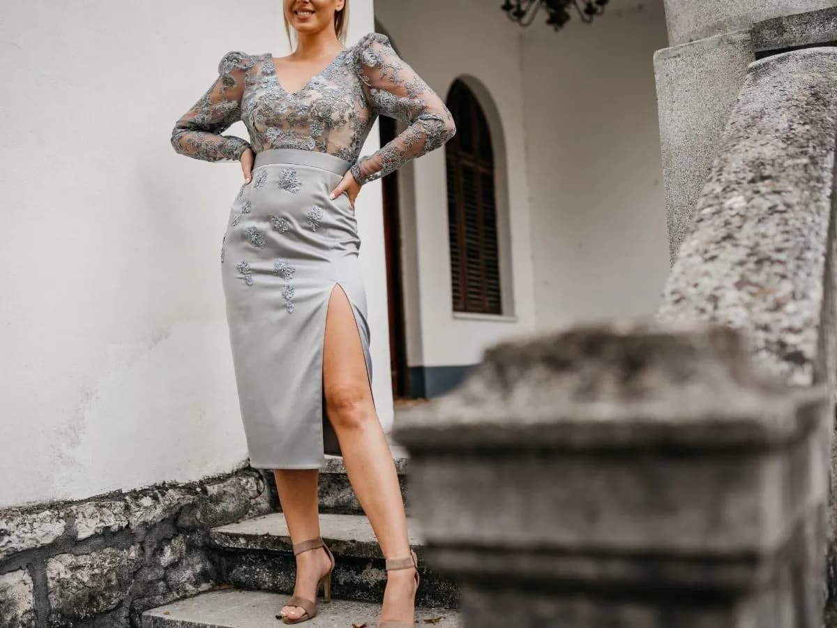 Jaka torebka do szarej sukienki na wesele? Idealne dodatki do eleganckiej stylizacji Jaka torebka do szarej sukienki na wesele? Idealne dodatki do eleganckiej stylizacji