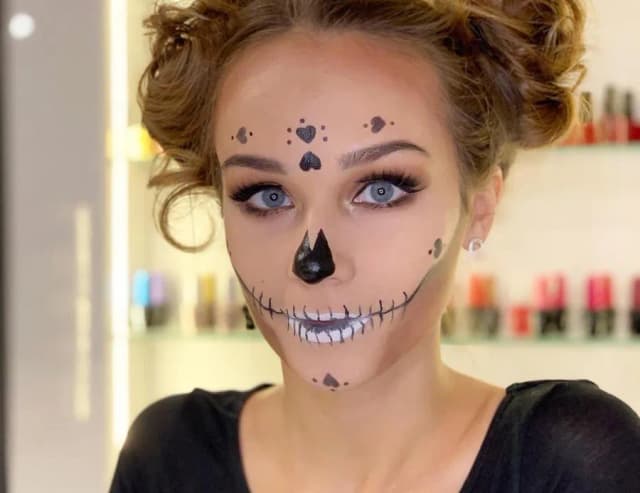 Jak zrobić biały makijaż - perfekcyjny efekt na Halloween i nie tylko Jak zrobić biały makijaż - perfekcyjny efekt na Halloween i nie tylko