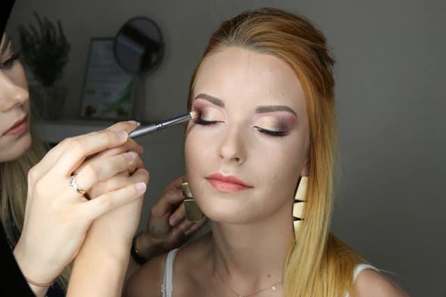 Jak zostać modelką makijażu: kluczowe kroki do sukcesu w branży beauty Jak zostać modelką makijażu: kluczowe kroki do sukcesu w branży beauty