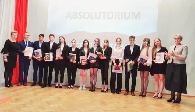 Co ubrać na absolutorium - eleganckie stylizacje dla kobiet i mężczyzn Co ubrać na absolutorium - eleganckie stylizacje dla kobiet i mężczyzn