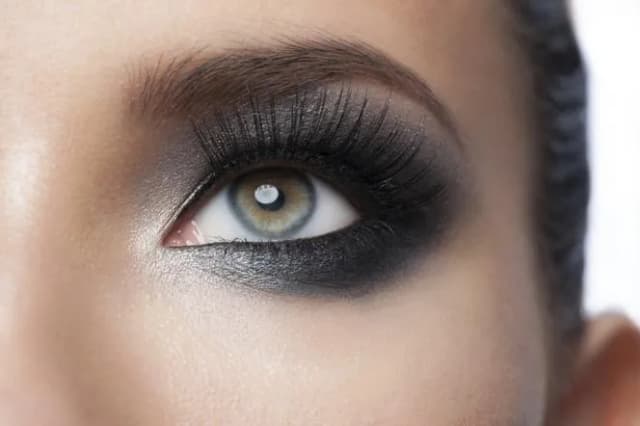 Jak wykonać makijaż oczu smoky eye - krok po kroku, by zaskoczyć wszystkich Jak wykonać makijaż oczu smoky eye - krok po kroku, by zaskoczyć wszystkich