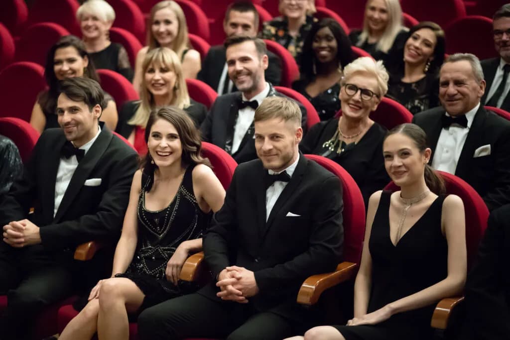 W co się ubrać do teatru muzycznego? Ważne zasady i stylowe propozycje W co się ubrać do teatru muzycznego? Ważne zasady i stylowe propozycje